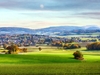 Weitblick auf ein kleines Dorf im Hintergrund sind Berge