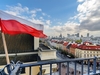 Eine polnische Flagge weht auf einem Balkon, im Hintergrund Häuser