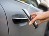 Eine Person schaltet ein Mietauto mit dem Smartphone frei