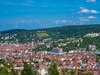 Luftaufnahme einer Stadt mit Hügeln im Hintergrund