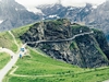Sich verzweigende Pfade in einer Schweizer Berglandschaft