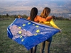 Zwei Frauen halten eine EU-Flagge