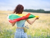 Frau hält die Flagge von Litauen