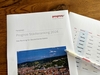 Zwei Seiten des Prognos Städteranking 2024 liegen auf einem Tisch, darüber ein Prognos-Kugelschreiber