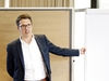 Mitarbeiter steht vor Pinnwand