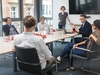 Team bei einem Meeting im Konferenzraum