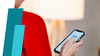 Person schaut auf ein Smartphone