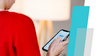 Person schaut auf ein Handy