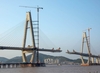 Bau einer Brücke über einen Fluss wird fertiggestellt