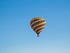 Heißluftballon in blauem Himmel