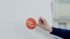 Hand klebt ein Post-It mit der Aufschrift Leistungen an ein Flipchart