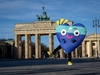 Maskottchen "Unity" vor dem Brandenburger Tor