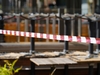 Absperrband vor einer Restaurant-Terrasse 