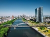 Panoramabild von EZB Gebäude in Frankfurt am Fluss, im Vordergrund eine Brücke