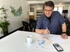 Dr. Olaf Arndt sitzt am Tisch und studiert den Zukunftsatlas 2025