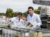 Zwei Wissenschaftler arbeiten draußen an einem Experiment